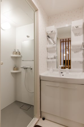 Ferienhaus (Private Vacation Home) | Badezimmer | Dusche, Toilette mit elektrischem Bidet, Handtücher