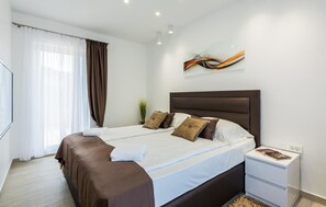 3 chambres, coffres-forts dans les chambres, lit parapluie