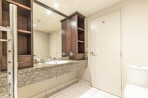 Executive Apartment | Bilik Mandi | Gabungan pancuran/tab mandi, pengering rambut, tuala disediakan, sabun