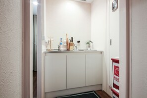 公寓 (Privately Reserved for 7th Floor) | 私人简易厨房 | 冰箱、微波炉、炉灶、厨具/餐具
