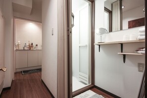 Privately Reserved for 7th Floor | Bathroom | Shower, electronic bidet, towels, shampoo - Hotel Tokyo Yumemachi (Tokyo)