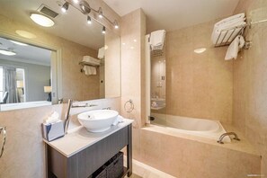 Deluxe-Apartment | Badezimmer | Duschwanne, Haartrockner, Handtücher, Seife