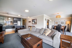 Deluxe-Apartment | Wohnbereich | Flachbildfernseher
