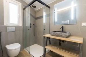 Dusj, hårføner og håndklær