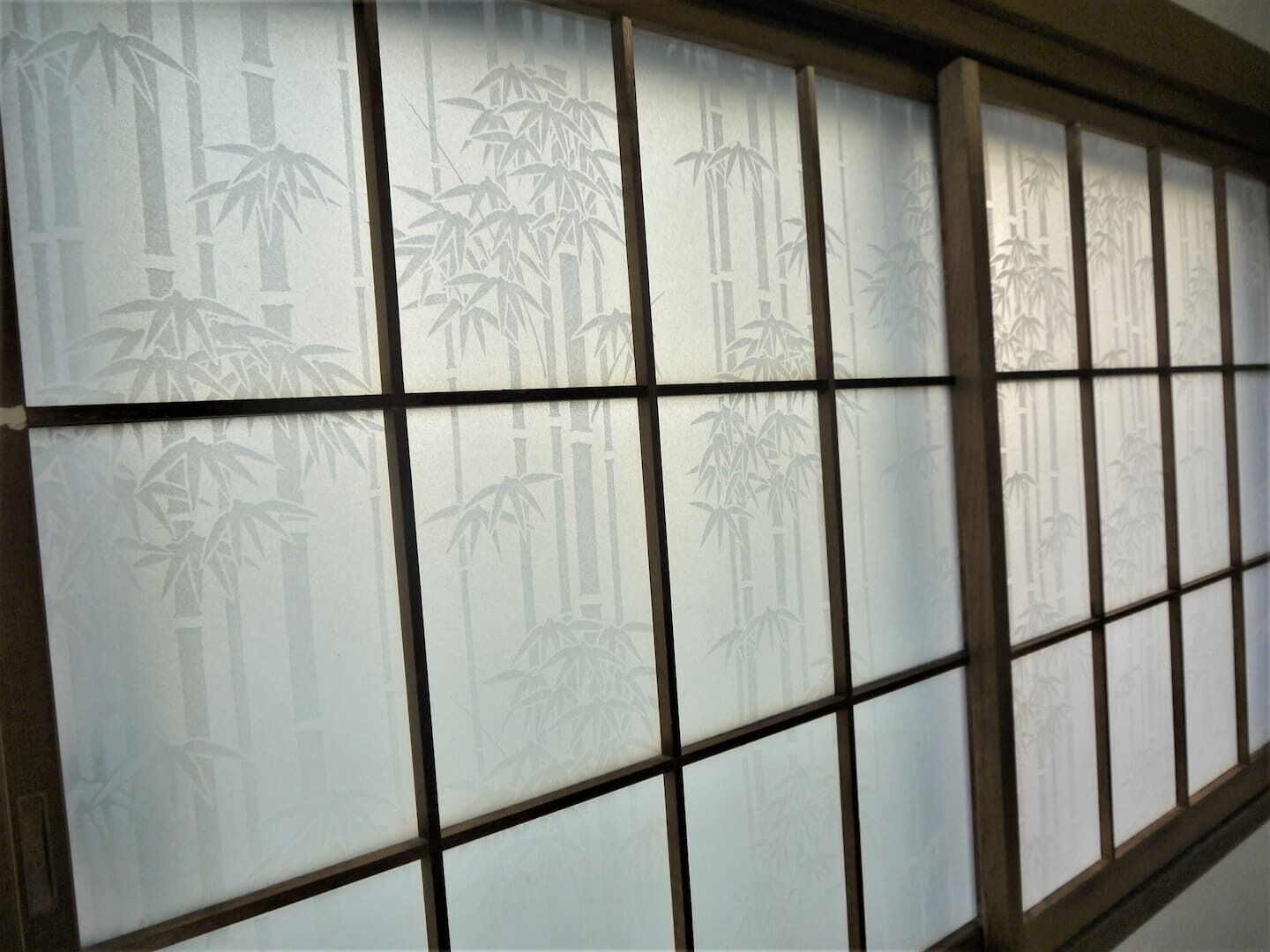 A room with a traditional Japanese shoji screen featuring bamboo patterns.