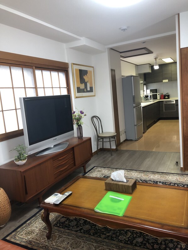 Condo Confort (Privately Reserved 5th and 6th Floors) | Área de sala de estar | Televisión de pantalla plana de 32 pulgadas con canales digitales 