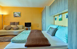 2 bedrooms, travel crib, free WiFi, bed sheets
