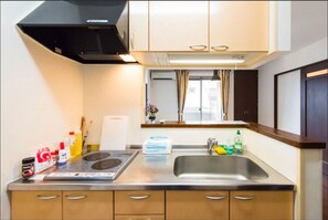 Apartment | Private kitchenette | Fridge, microwave, stovetop, electric kettle - Shimazuyama Square (Tokyo)