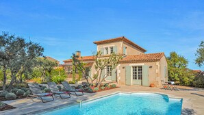 A poolside view of a Mediterranean-style villa with a swimming pool, outdoor seating, and a garden. - Stunning home in Saint-Rémy-de-Provence (Saint-Rémy-de-Provence)