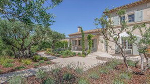A Mediterranean-style villa with a stone facade, terracotta roof tiles, and a garden with olive trees and lavender. - Stunning home in Saint-Rémy-de-Provence (Saint-Rémy-de-Provence)