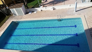 A rectangular swimming pool with clear blue water and blue lane dividers. - Les Dunes 2º Solo Familias! (Xeraco Playa)