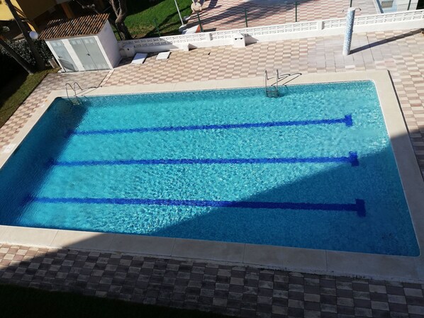 A rectangular swimming pool with clear blue water and blue lane dividers. - Les Dunes 2º Solo Familias! (Xeraco Playa)