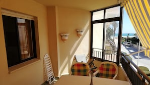 A balcony with a table and chairs, a view of the street, and a railing. - Les Dunes 2º Solo Familias! (Xeraco Playa)