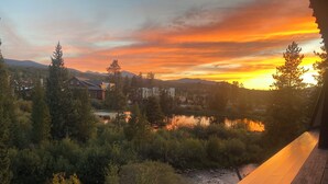 A view of a river with surrounding trees and a sunset in the background. - Peaceful cozy place on the river with great views (Winter Park)