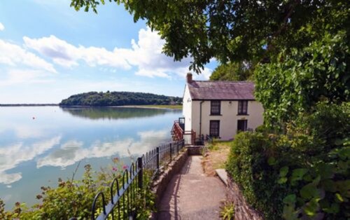 Unique historic school‑house conversion with log burner