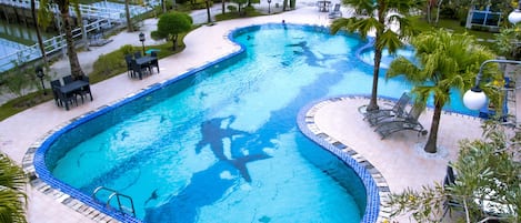 Una piscina al aire libre