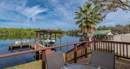 Fisherman’s Paradise located on the St Johns River, minutes away from the beach