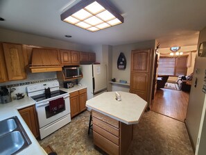 ثلاجة، ميكروويف، فرن، موقد طهي مسطح