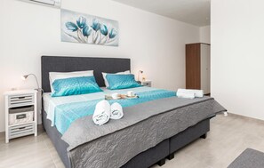 4 bedrooms, travel cot, free WiFi, bed sheets