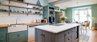 Outstanding Central House w/three Superking en suite bedrooms