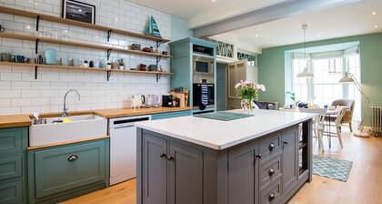 Outstanding Central House w/three Superking en suite bedrooms