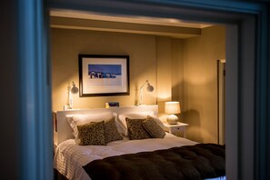3 bedrooms, desk, travel cot, Internet - Elegant Georgian Escape in Picturesque Laugharne (Laugharne)