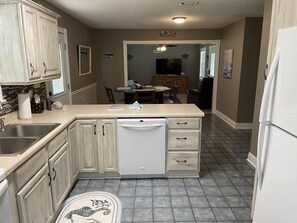 Fridge, microwave, oven, stovetop - Home near white sand beaches and casinos (Bay St Louis)
