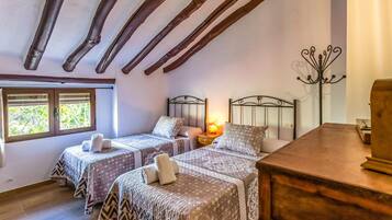 4 bedrooms, travel cot, free WiFi, bed sheets