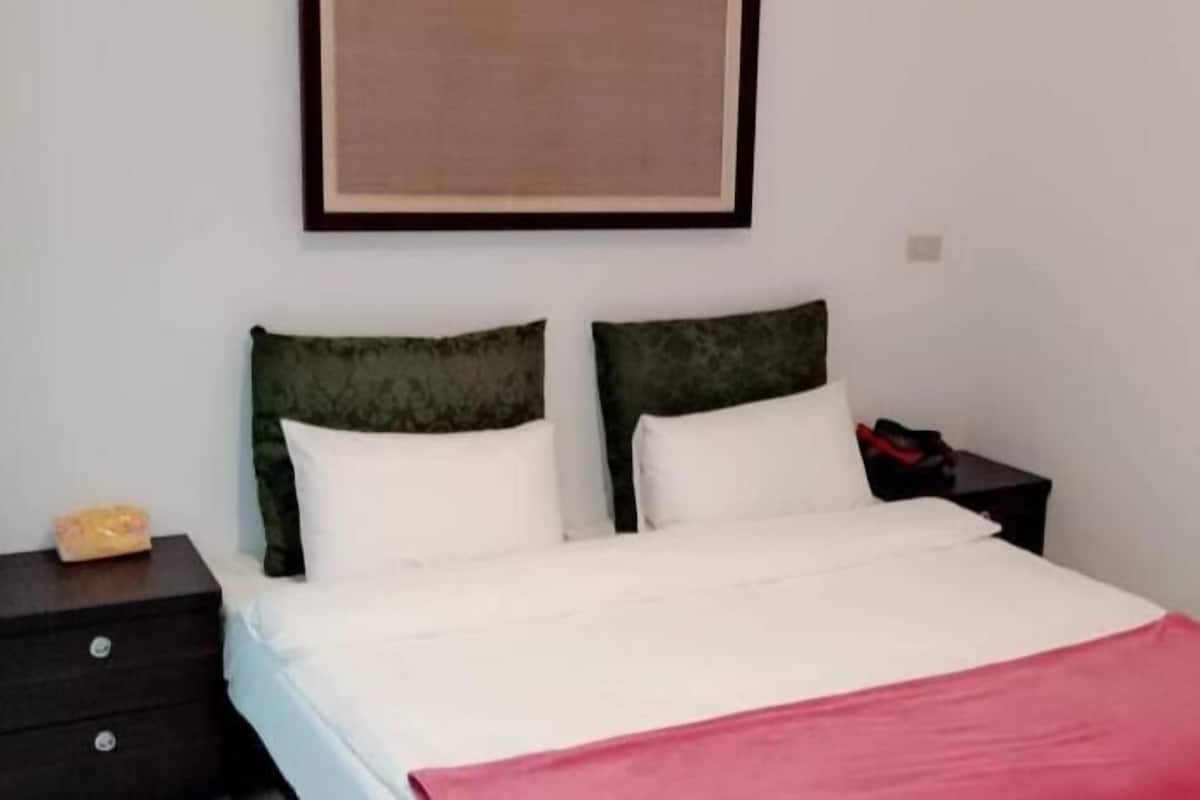 Habitación doble | Cortinas blackout, wifi gratis y ropa de cama