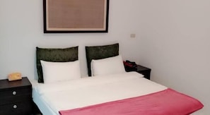 Habitación doble | Cortinas blackout, wifi gratis y ropa de cama