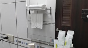 Habitación doble | Baño | Regadera, amenidades de baño gratuitas, secadora de cabello, pantuflas