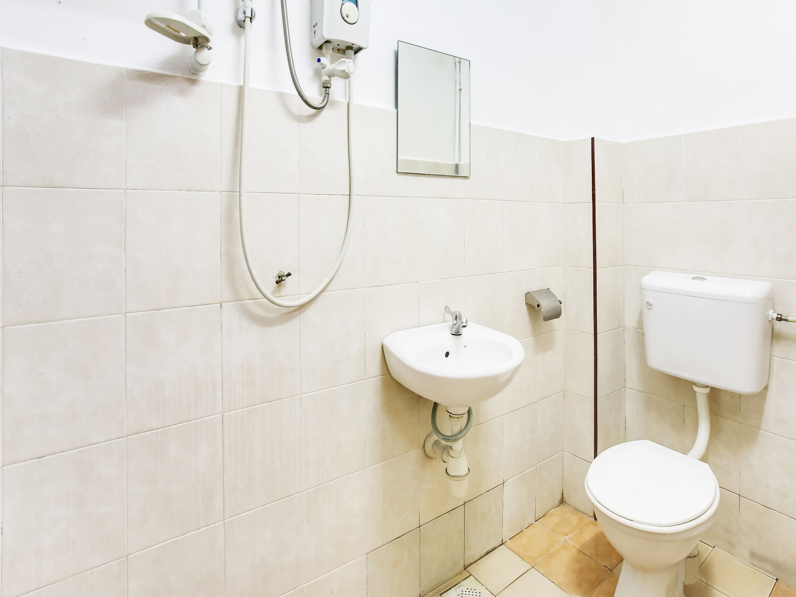 Shower, bidet, towels