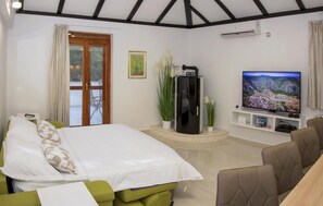 3 bedrooms, in-room safe, travel crib, free WiFi