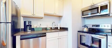 Kühlschrank, Mikrowelle, Ofen, Herdplatte