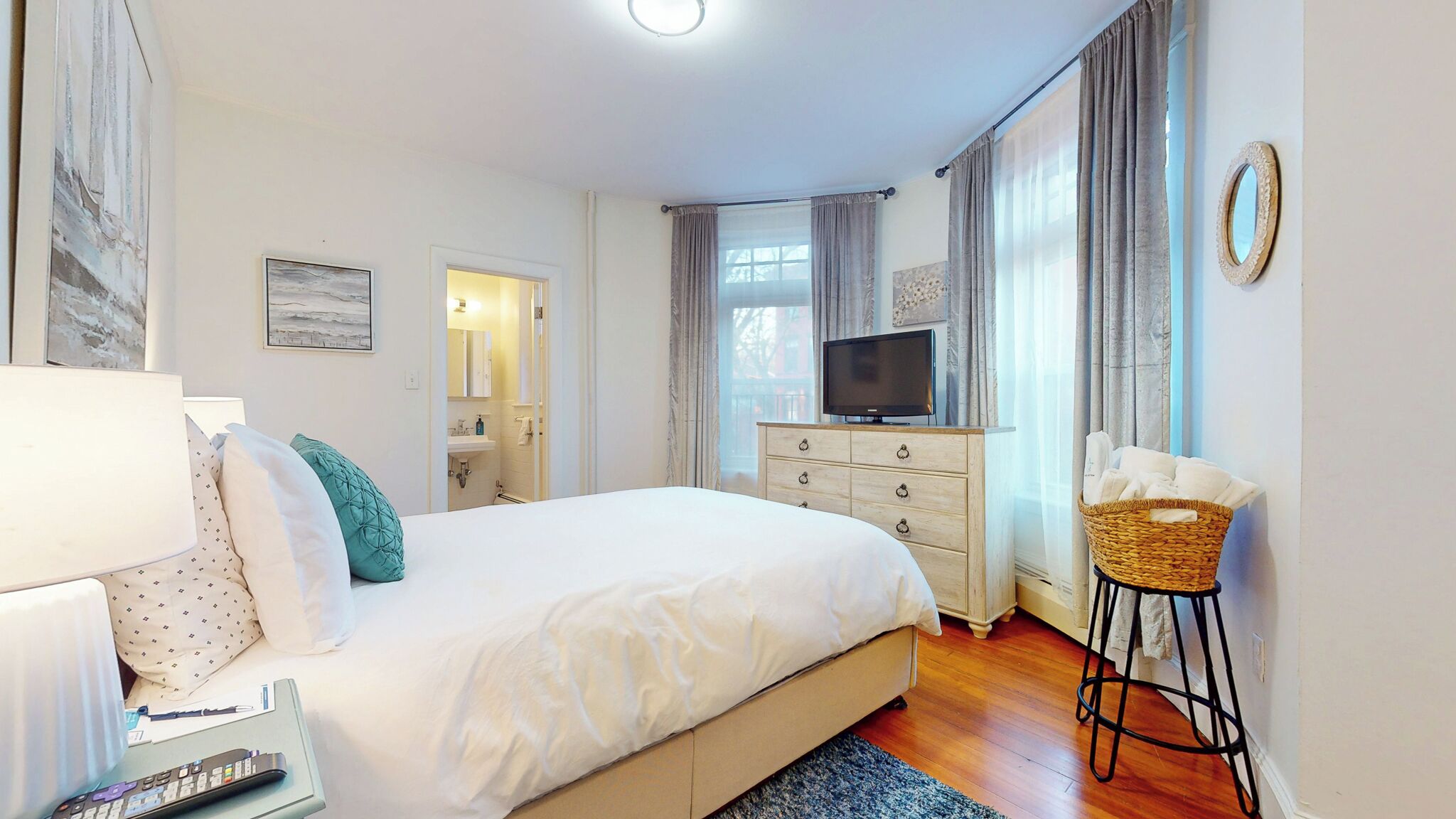 1 habitación, escritorio, tabla de planchar con plancha y cuna de viaje 