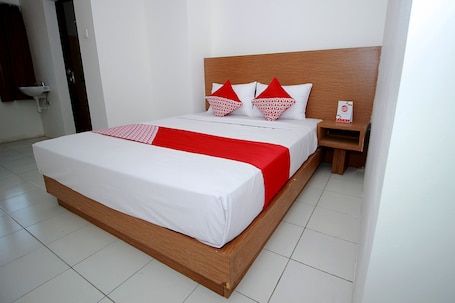 Wifi gratis y ropa de cama . Hotel O Jati Exclusive Homestay