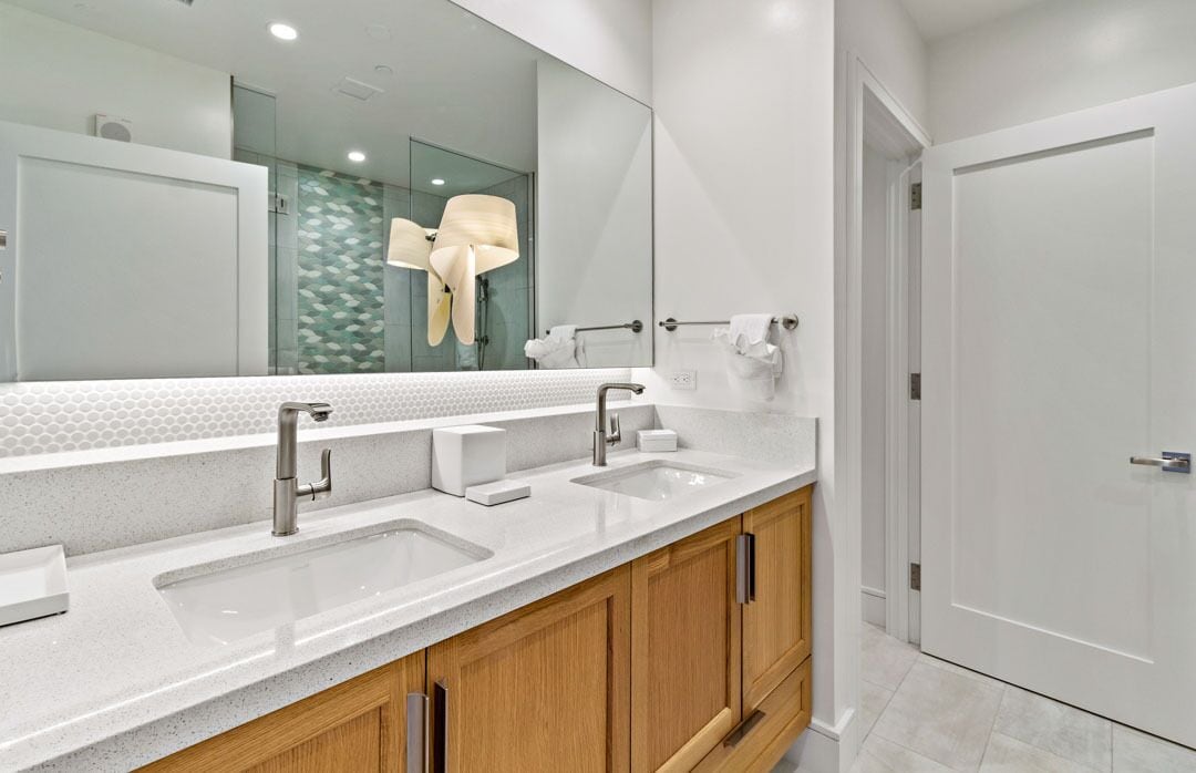 Combined shower/tub, hair dryer, towels