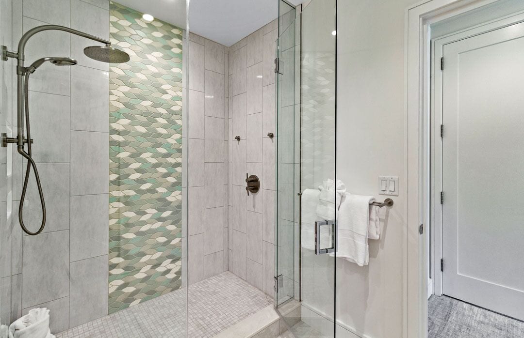 Combined shower/tub, hair dryer, towels
