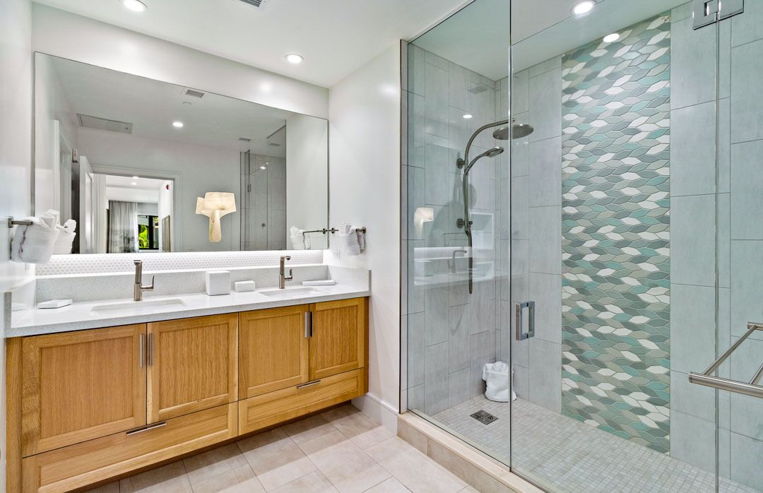 Combined shower/tub, hair dryer, towels