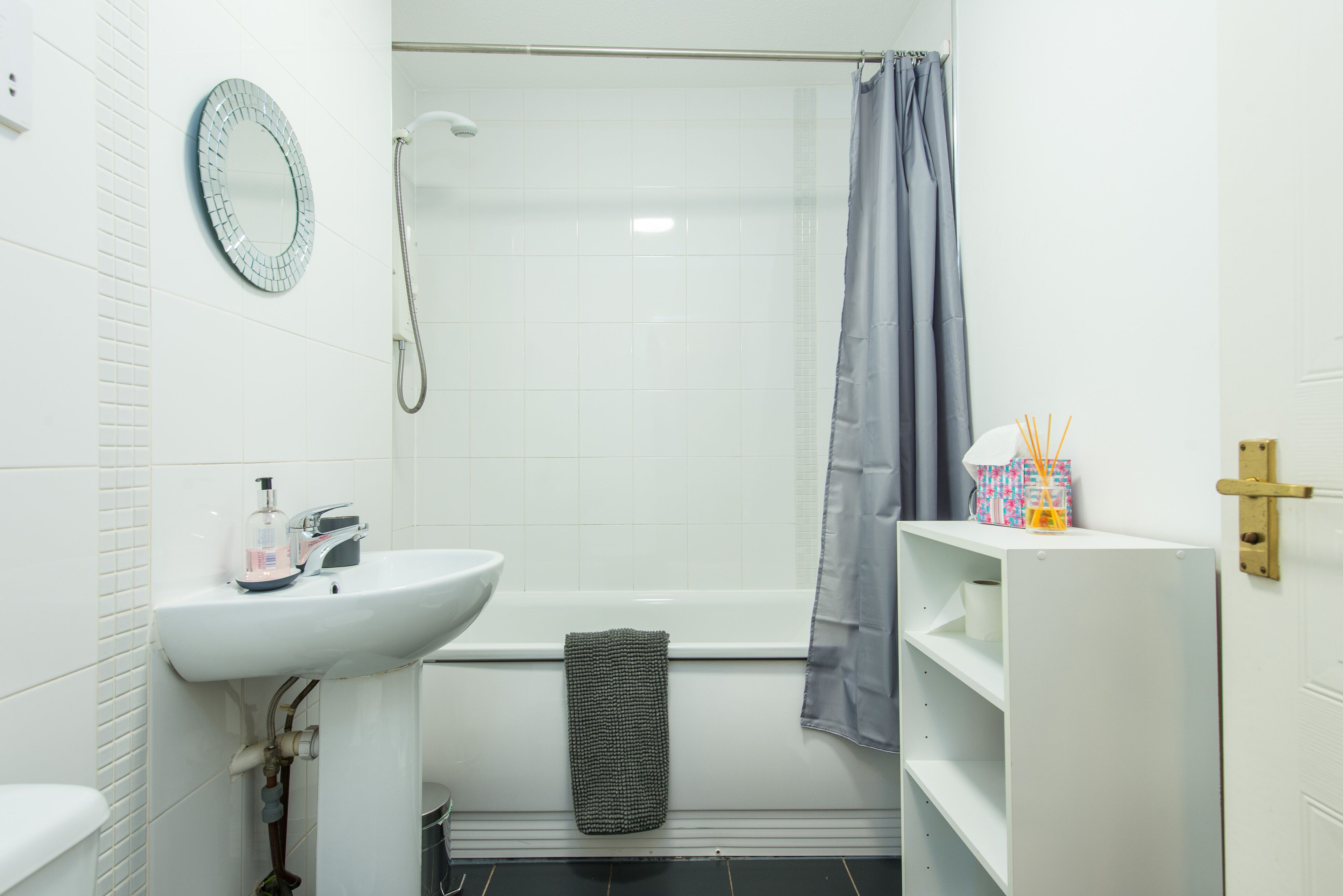 Combined shower/bathtub, towels, toilet paper