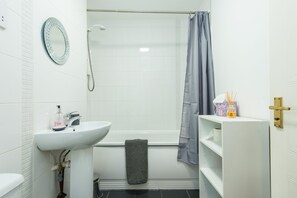 Combined shower/tub, towels, toilet paper