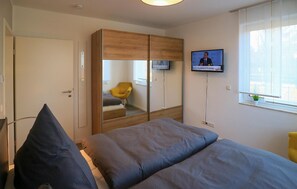 2 bedrooms, travel cot, free WiFi, bed sheets