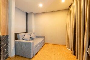 Familie studio, 1 kingsize bed met slaapbank | Woonruimte | Een 42-inch ledtelevisie met kabelzenders en televisie