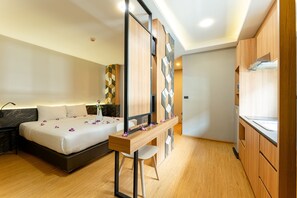 Familjestudio - 1 kingsize-säng med bäddsoffa | Duntäcken, värdeförvaringsskåp på rummet och individuell inredning