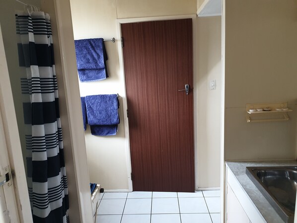 Shower, towels - Castletown Motel (Foxton)