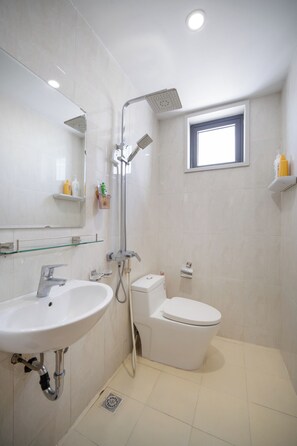 تجهيزات دش، مجففات شعر، مراحيض شطف، مناشف