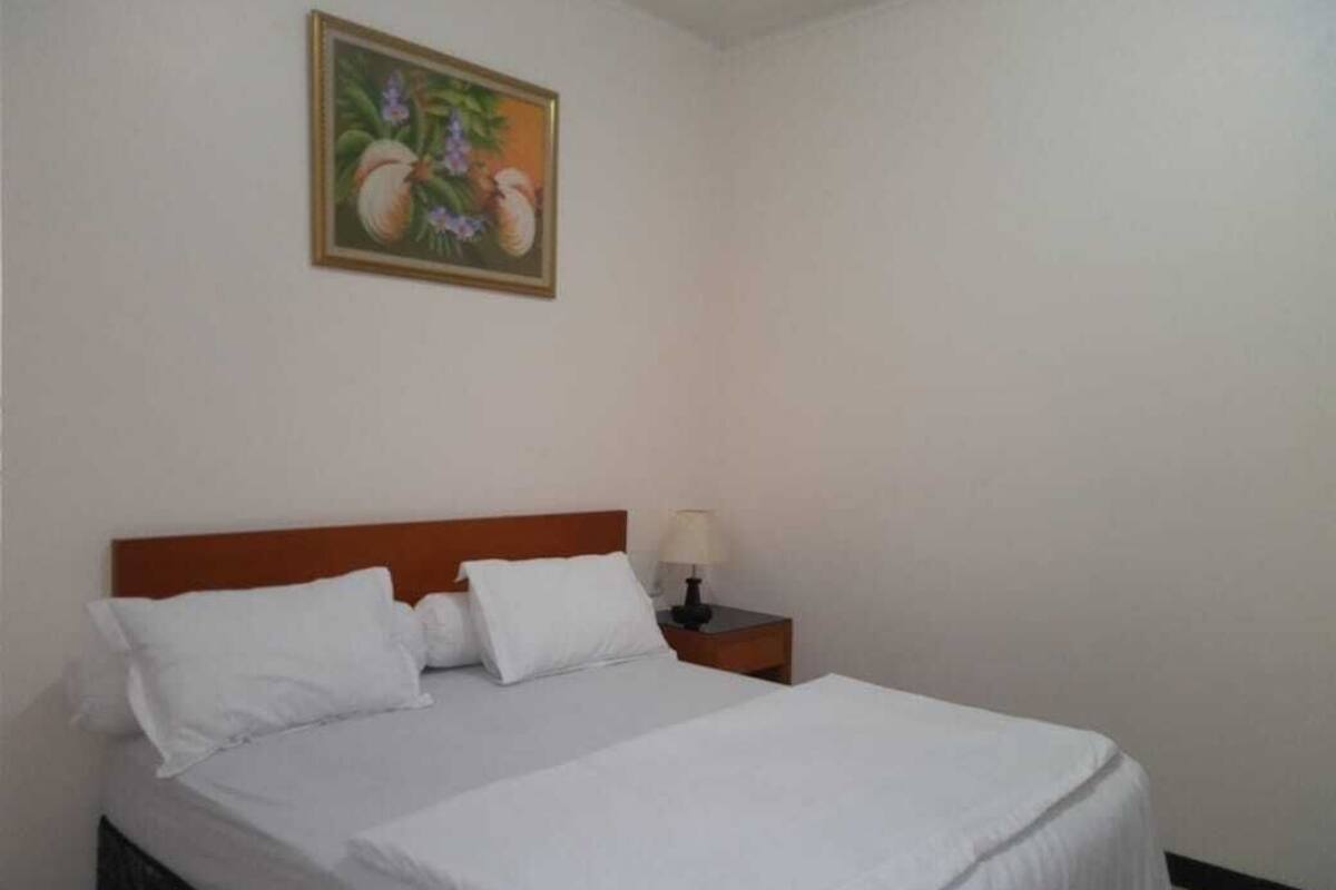 Standard Room, 1 Queen Bed, Non Smoking | In-room safe, desk, laptop workspace, soundproofing