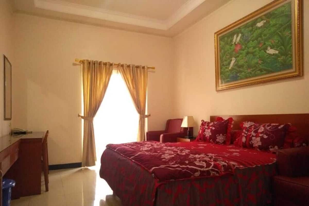 Exclusive Studio Suite, 1 King Bed, Non Smoking | In-room safe, desk, laptop workspace, soundproofing