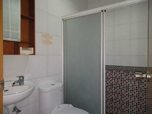 Standard Room, 1 Queen Bed, Non Smoking | Bathroom | Shower, towels, soap, shampoo - Golden Mansion (Jakarta)