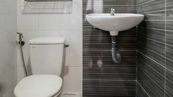 Classic Double Room | Bathroom | Shower, towels, soap, shampoo